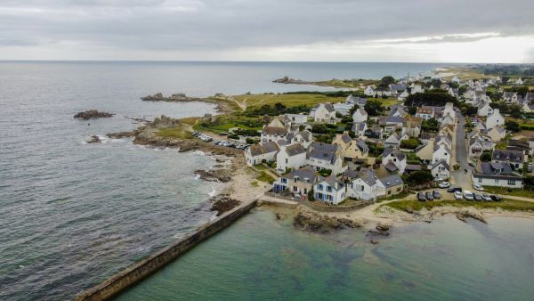 Astuces incontournables pour préserver votre maison dans le Finistère humide